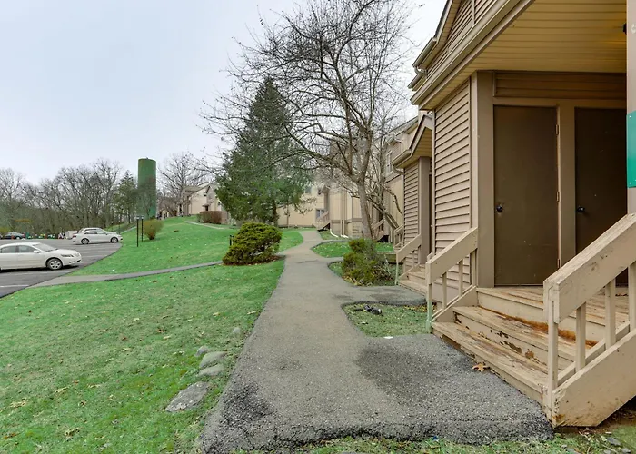 East Stroudsburg Townhouse < 1 Mi To Ski Area!
