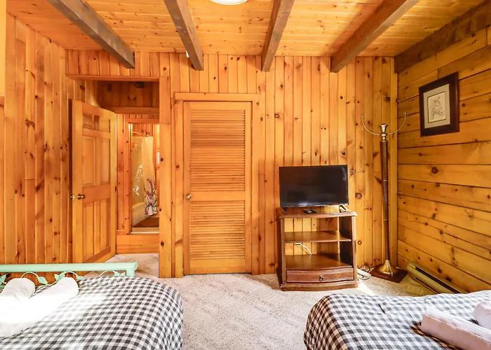Hike + Ski: Log Cabin In East Stroudsburg!